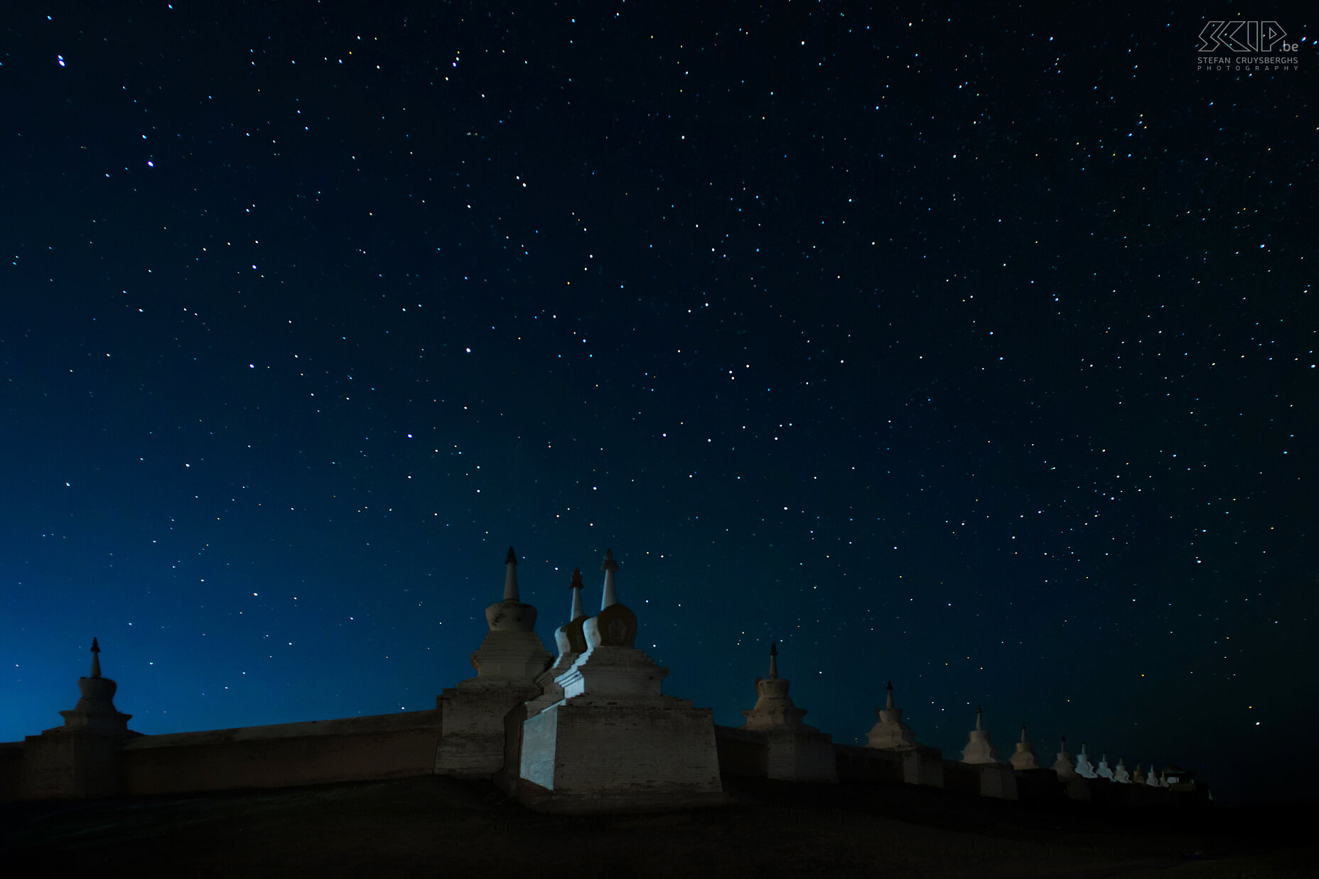 Kharkhorin - Erdene Zuu by night Nachtfoto van Erdene Zuu in Kharkhorin/Karakorum in centraal Mongolië. Samen met m’n vriendin ben ik ’s avonds teruggekeerd naar de grote buitenmuren met stoepa’s van dit oude Boedhistische klooster.  Stefan Cruysberghs